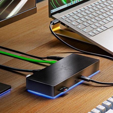 רכזות ותחנת עגינה של Thunderbolt 4 ו-USB4